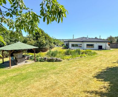 Freistehender Bungalow am Ortsrand – Mit 3.050 m² Grundstück, ruhig & uneinsehbar!