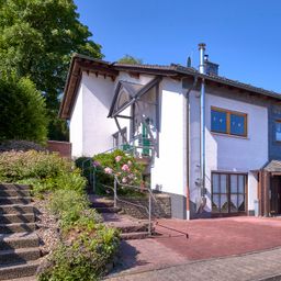 Attraktives Einfamilienhaus mit Einliegerwohnung in ruhiger Höhenlage von Gummersbach-Derschlag!