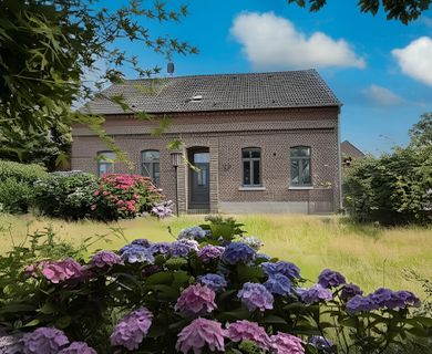 TRAUMHAFTES BAUERNHAUS MIT IDYLLISCHEM GARTEN IN KR-FISCHELN ZU VERMIETEN!