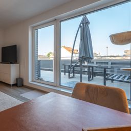 Wohnen mit Freiraum: Offener Wohnbereich und sonnige Dachterrasse – Komfort und Lifestyle im 1. OG