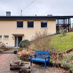 Umfassend modernisiertes Einfamilienhaus in hervorragender Aussichtslage mit großer Garage und tollem Garten!