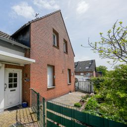 Vielseitiges Einfamilienhaus mit 3 Garagen in Grevenbroich Kapellen