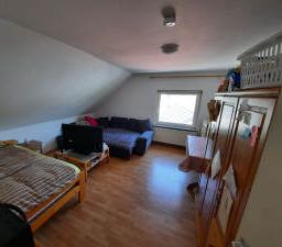 Gemütlichkeit und Zentrumsnähe vereint! – Moderne und helle Dachgeschosswohnung