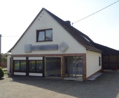Vielseitig nutzbare Immobilie in ruhiger Lage und zusätzlicher Wagen- und Lagerhalle!
