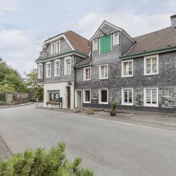 Denkmalschutz trifft Altbaucharme: Wohn- und Geschäftshaus mit Stellplätzen und Hoffläche!