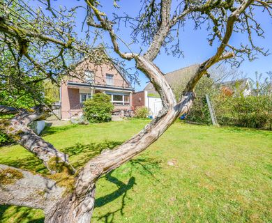 Ein Zuhause voller Charme, ein Grundstück voller Möglichkeiten – Ihr Kapitel im Düsseldorfer Süden