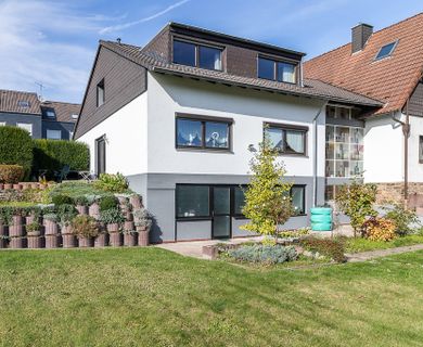 Großzügiges Einfamilienhaus (DHH)
auch als Mehrgenerationenhaus nutzbar!