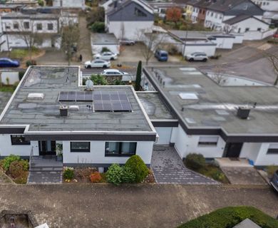 Repräsentativer Flachdach-Bungalow in hervorragendem Zustand mit uneinsehbarem Grundstück und Garage!