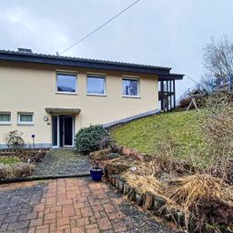 Modernisiertes Einfamilienhaus in hervorragender Aussichtslage mit großer Garage und tollem Garten!