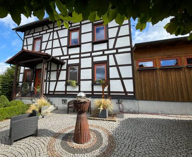 Schickes und gemütliches Fachwerkhaus mit Wintergarten, liebevoll angelegtem Garten & Pool!