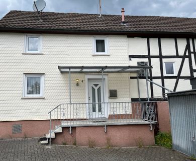 **PREISREDUZIERUNG** 
Solides Einfamilienhaus mit Gestaltungsspielraum in ruhiger Ortsrandlage!