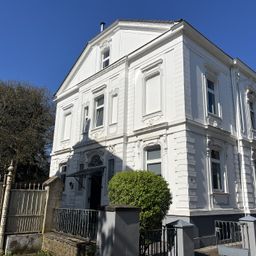 Repräsentatives Wohnen: Stilvolle Dachgeschosswohnung im denkmalgeschützten Dreifamilienhaus