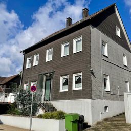 Geräumiges 1-2 Familienhaus mit Garten und zwei Garagen!