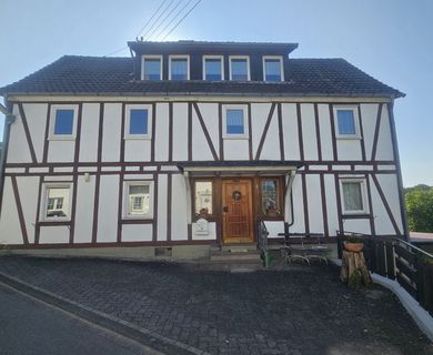 Historisches & gepflegtes Ein-/Zweifamilienhaus mit großem Wiesengrundstück – nahe Freudenberg!