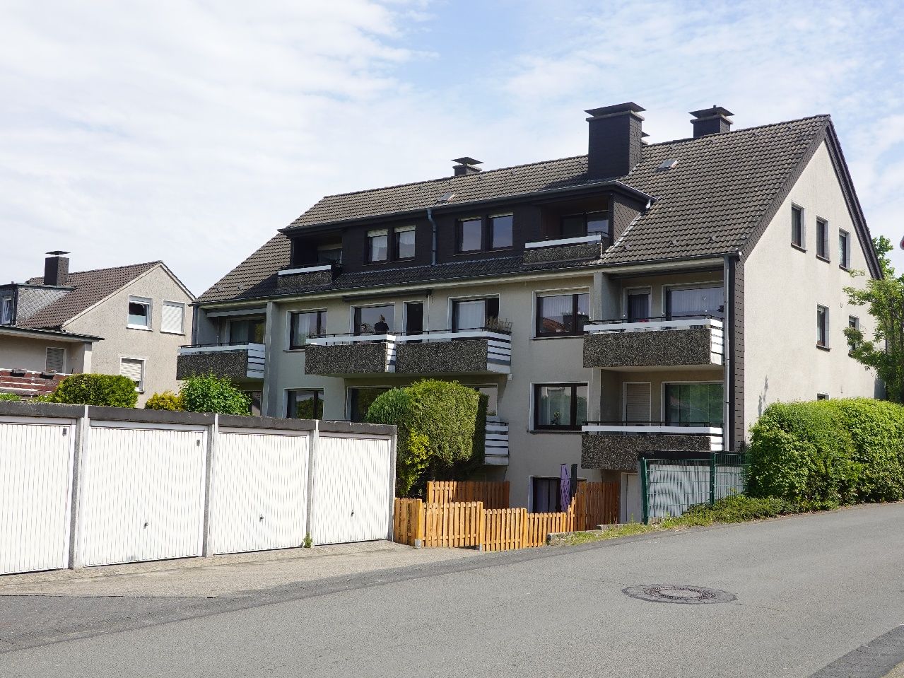 Hausrückansicht + Garagen