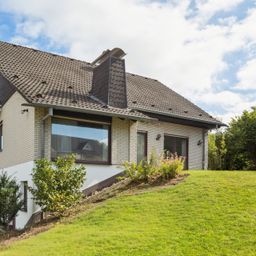 1- bis 3-Familienhaus mit herrlichem Ausblick, großzügigem Grundstück und separaten Wohneinheiten
