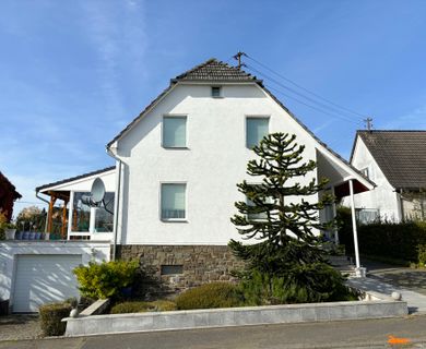 Geräumiges Einfamilienhaus mit Terrasse und Garage – ideal für die kleine Familie!