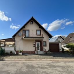 Charmantes Einfamilienhaus mit großzügigem Wintergarten in ruhiger Wohngegend von Dattenfeld!
