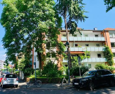 Stilvolle 2-Zimmer-Wohnung mit 2 Balkonen / 2 Stellplätzen in Bestlage von D-Oberkassel