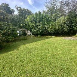 FREISTEHENDES EIN-/ZWEIFAMILIENHAUS MIT ZWEI GARAGEN