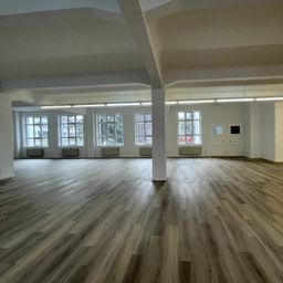 FRISCH RENOVIERTES BÜRO AUF 255m² IN ZENTRALER LAGE