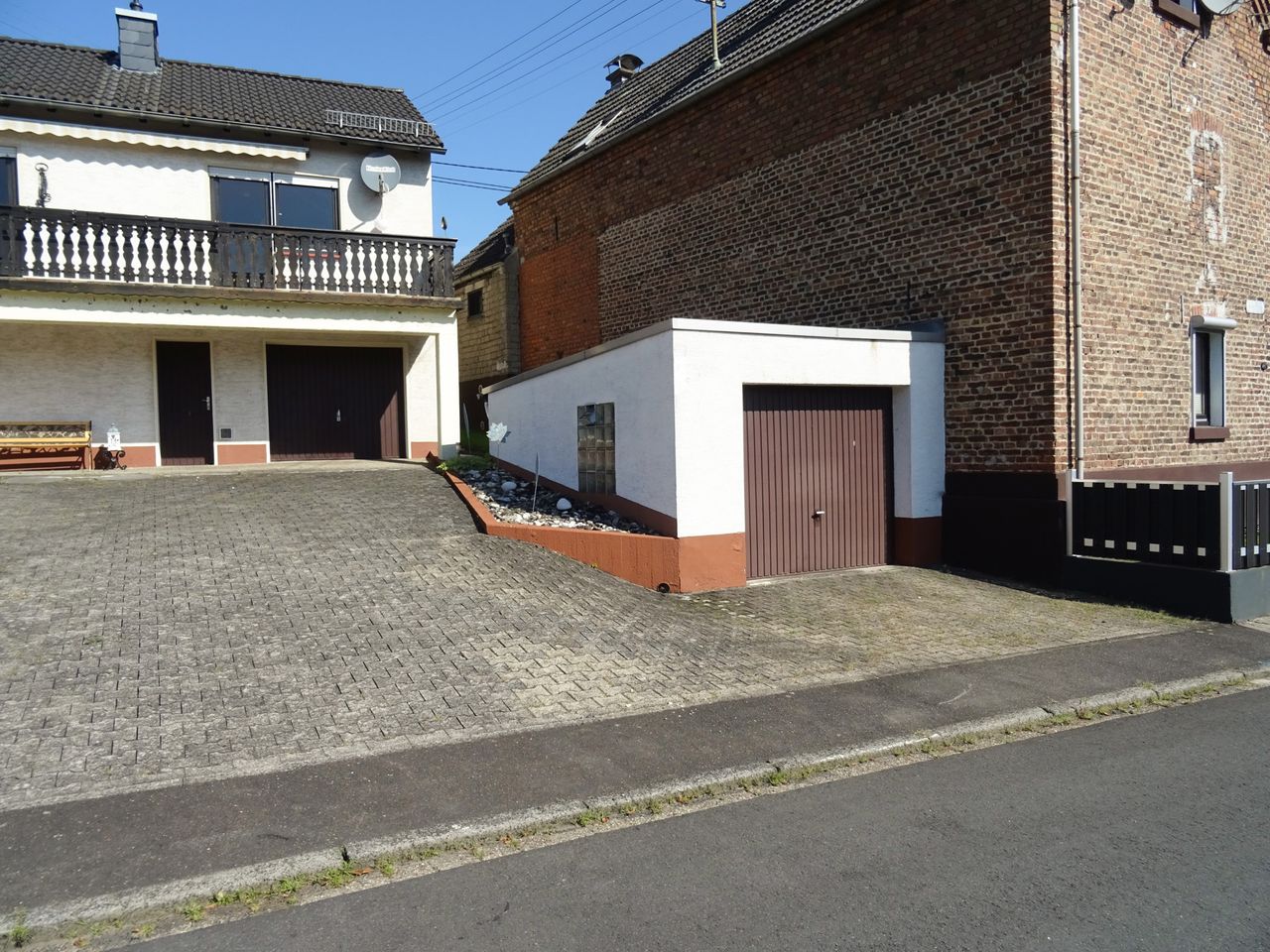 Garage mit Hofbereich