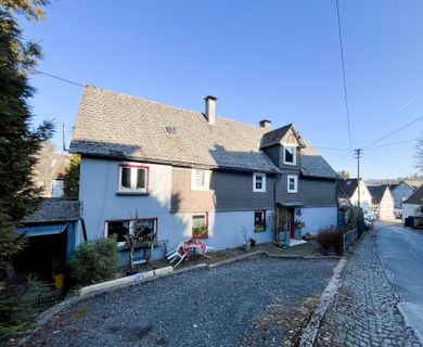 Charmantes Fachwerkhaus mit zwei Terrassen – stilvolles Wohnen im Herzen von Hilchenbach!