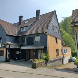 Vielseitig verwendbares Anlageobjekt mit drei separaten Wohneinheiten in idyllischer Ortslage!