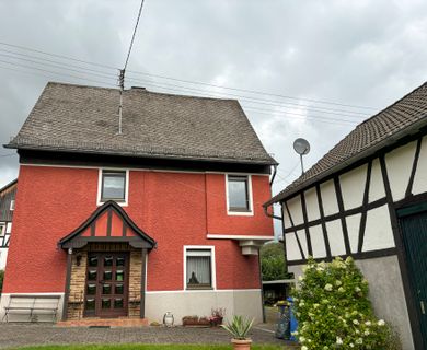 Ruhig gelegenes Einfamilienhaus mit Garten, zwei Garagen und Scheune in idyllischer Lage!