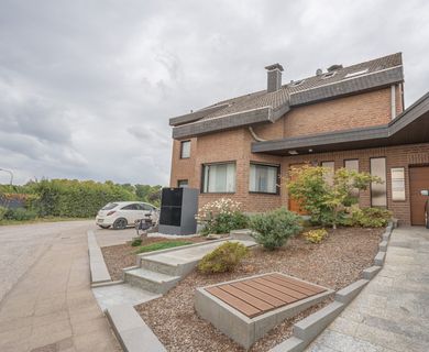 Freistehendes Mehrfamilienhaus mit 3 Einheiten, gepflegtem Zustand und attraktiver Rendite