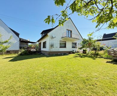 Solides Einfamilienhaus auf sonnigem Eckgrundstück 
mit Garage – nahe Zentrum!