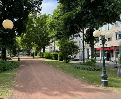 Mitten im Zentrum – Modernisiertes Wohn-/Geschäftshaus in Krefeld