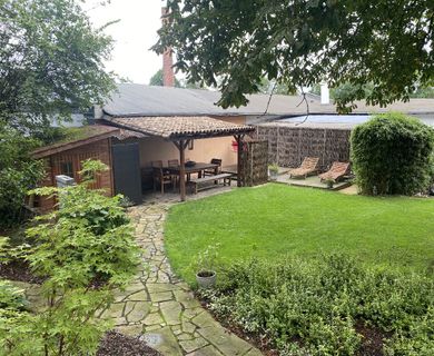 Gartenterrasse - teilweise überdacht / Sommerbild