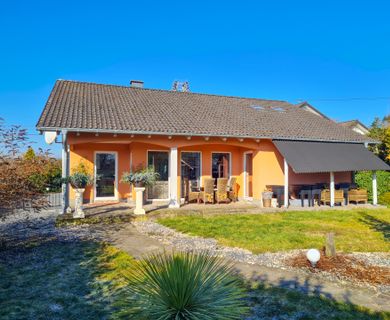 Neuwertiger Bungalow mit über 2.500 m² Grundstück in unverbaubarer Ortsrandlage mit Fernblick nähe Puderbach!