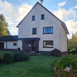*PREISREDUZIERUNG* Sehr gepflegtes Einfamilienhaus mit Innenhof und uneinsehbarem Grundstück nähe Puderbach!