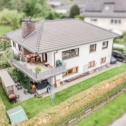 Gepflegtes Wohnhaus mit ebenerdiger Einliegerwohnung und Garten