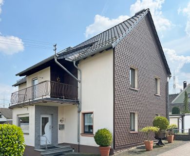 Freistehendes Ein-/Zweifamilienhaus auf großem Grundstück sucht Familie für gemeinsame Zukunft!